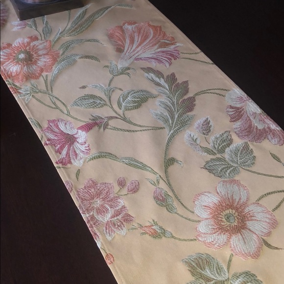Table Runner - Picture 2 of 5